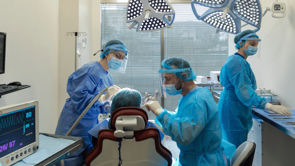 Bild zum Artikel Günstige Zahnimplantate: Klinik Tirana