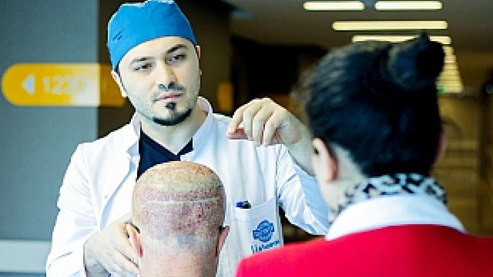 Bild zum Artikel Haartransplantation bei Geheimratsecken