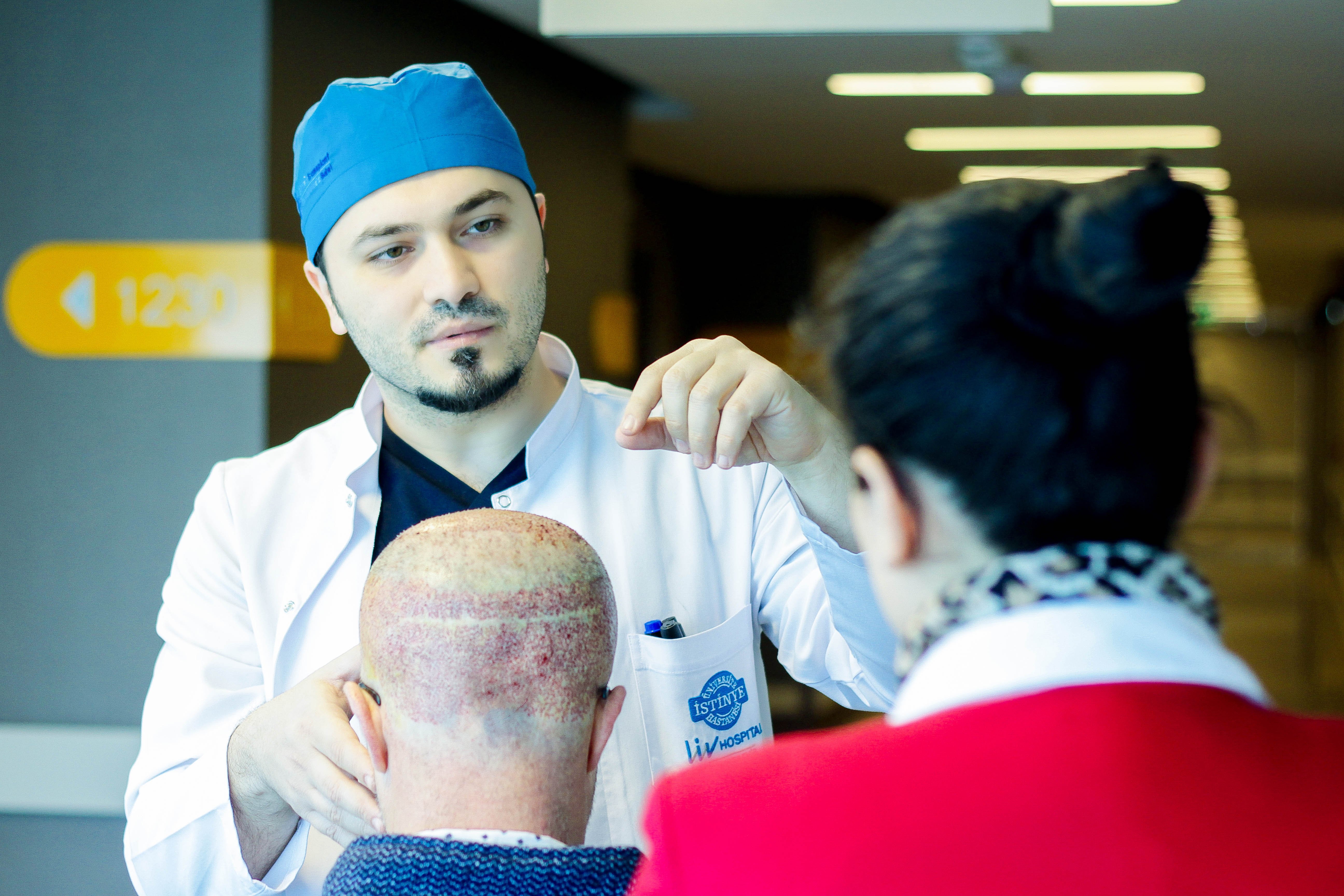Bild zum Artikel: Haartransplantation bei Geheimratsecken