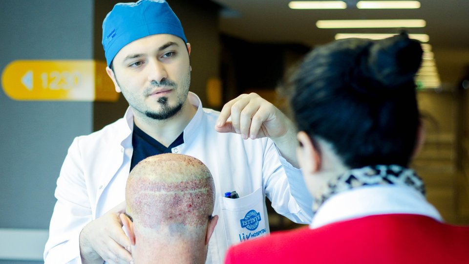 Bild zum Artikel Haartransplantation bei Geheimratsecken