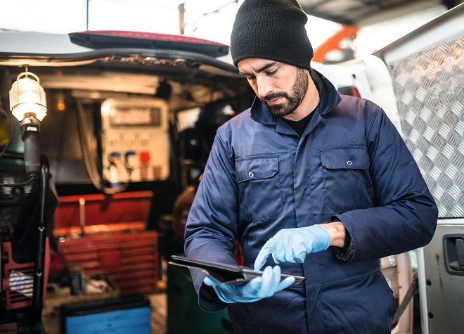 Techniker beim Service einer Klimaanlage