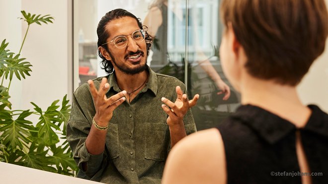 Bildbeschreibung: Zwei Personen sprechen miteinander in Gebärdensprache