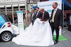 Enthüllung der ersten Ladesäule in Ulm am 29. Juni 2011