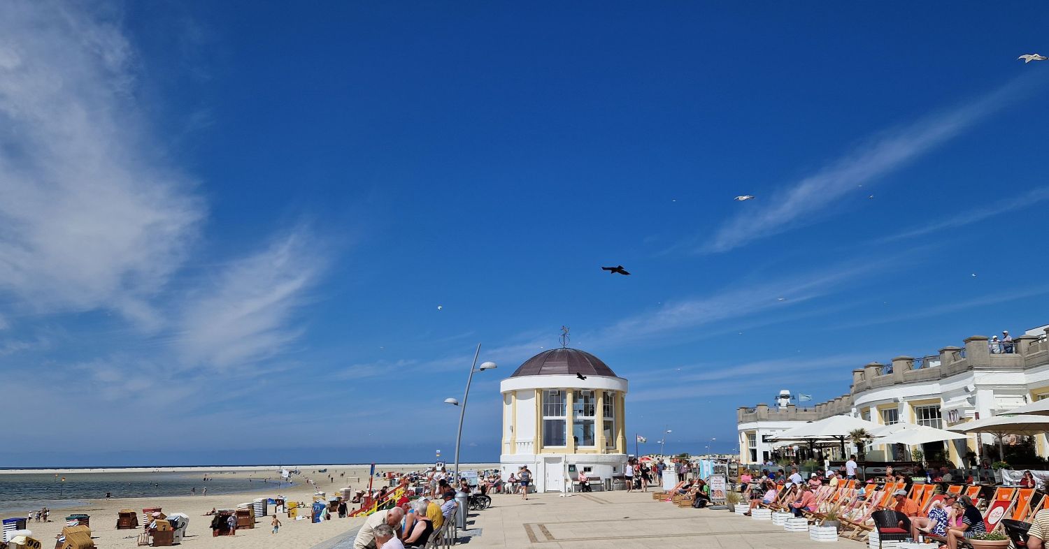 Workation auf Borkum - Die Promenade mit dem Musikpavillon ist der Place to be © Brigitte Bonder