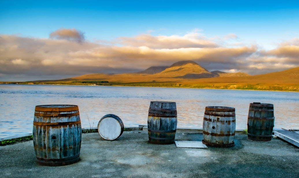 Single Malt-Fässer an der Küste von Islay