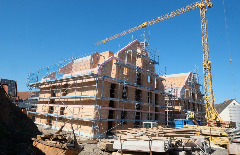 Eine Baustelle für Wohnungsbau in der ländlichen Gemeinde Cleebronn.