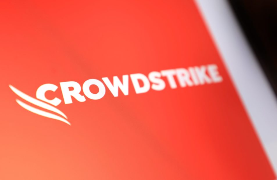 Das Logo der IT-Sicherheitsfirma Crowdstrike fotografiert vom Bildschirm eines Laptops.