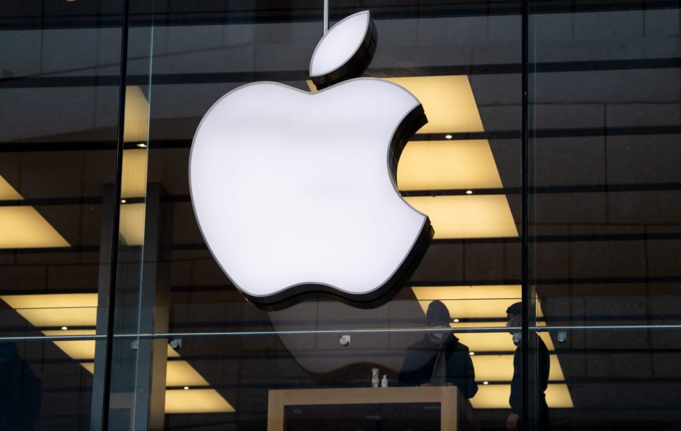 Das Logo des Technologieunternehmens Apple ist am Apple Store in der Müchner Innenstadt zu sehen.