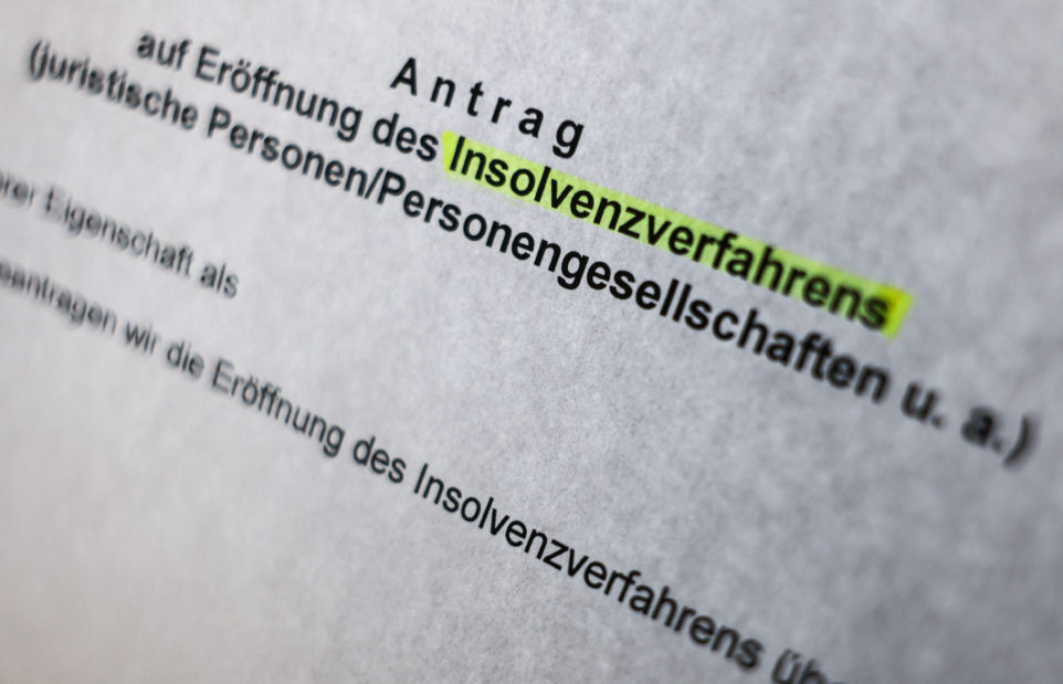 Das Wort Insolvenzverfahren ist auf einem Formular für einen Insolvenzantrag für Personengesellschaften und juristische Person unterstrichen.