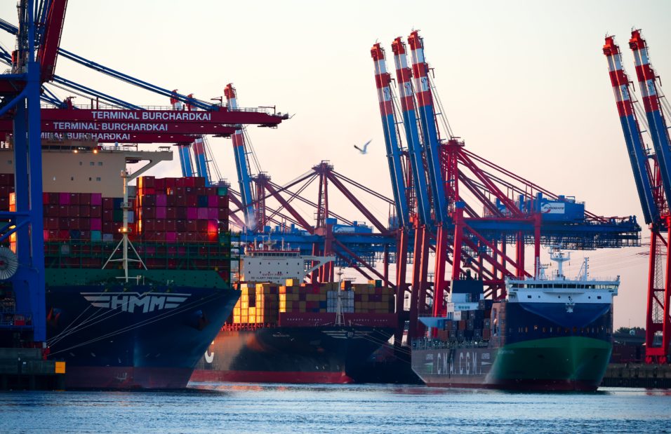 Mehrere Containerfrachter liegen im Waltershofer Hafen am Container Terminal Burchardkai (CTB, l) der Hamburger Hafen und Logistik AG (HHLA) und dem Container Terminal von Eurogate (r).