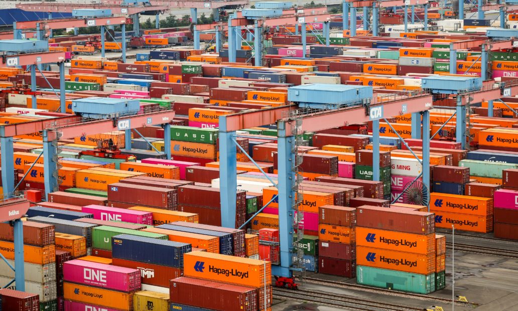 Container werden am Container Terminal Altenwerder (CTA) der Hamburger Hafen und Logistik AG (HHLA) gelagert und verladen. Container werden oft für Ex- und Importe benötigt.