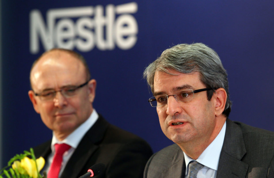 Als Nestlé-Europachef informierte Laurent Freixe (r) 2012 über das geplante Nestlé-Werk für Kaffekapseln in Schwerin, zusammen mit dem damaligen Ministerpräsidenten von Mecklenburg-Vorpommern, Erwin Sellering (SPD, l)