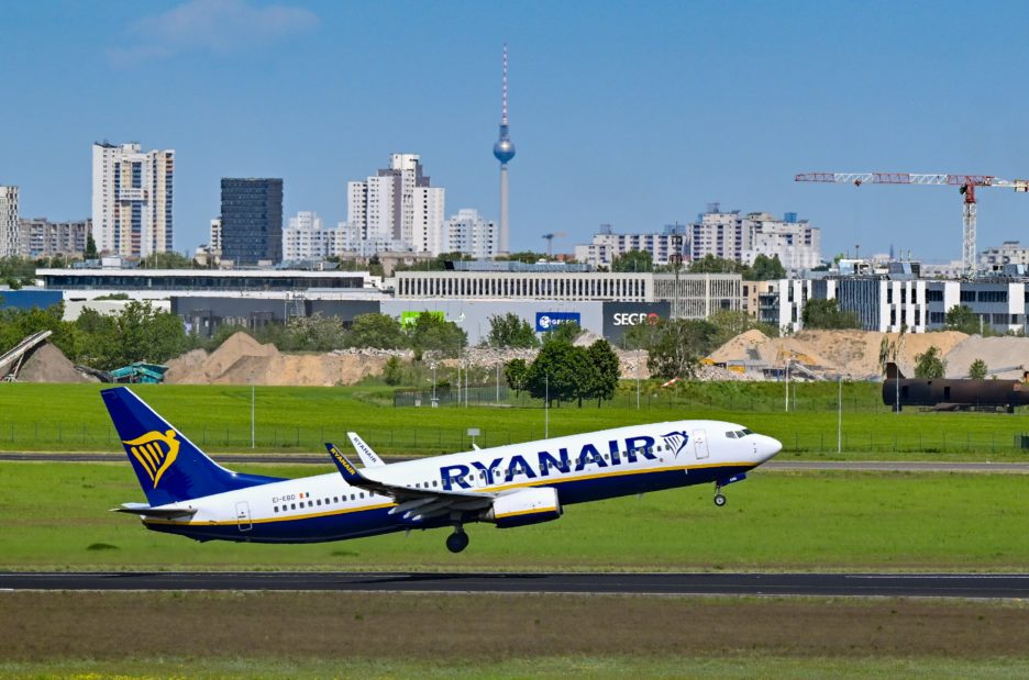 in Flugzeug der Fluggesellschaft Ryanair startet vom Hauptstadtflughafen Berlin Brandenburg BER.