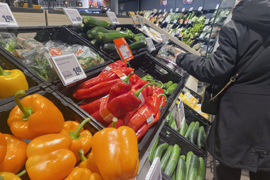 ARCHIVFOTO: Ab dem 2.4.2022 faellt die Maskenpflicht beim Einkaufen und Kunden muessen sich auf weiter steigende Preise einstellen. VERBRAUCHERPREISE: Inflation in Deutschland im Januar hoeher als erwartet. Eine Frau beim Einkauf in einem Supermarkt, sie steht vor der Gemuesetheke.