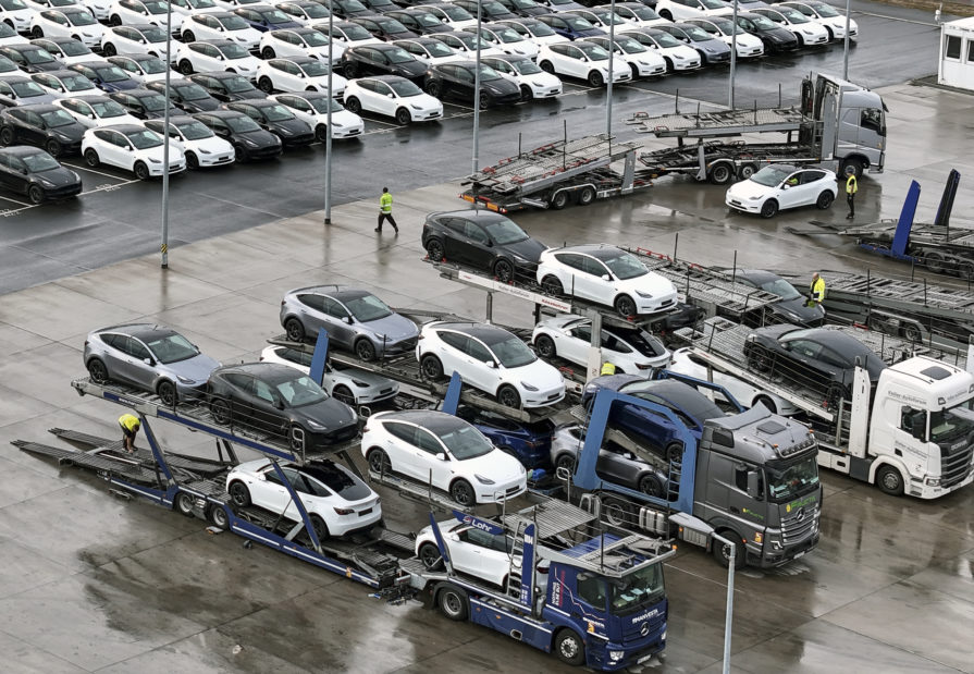 Tesla Y Neuwagen werden an der Tesla Giga Factory auf Autotransporter verladen, Grünheide, 25.09.2024.