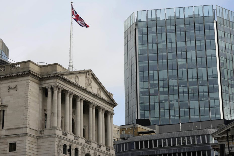 Die Union-Jack-Flagge weht auf dem Dach der Bank of England in London.