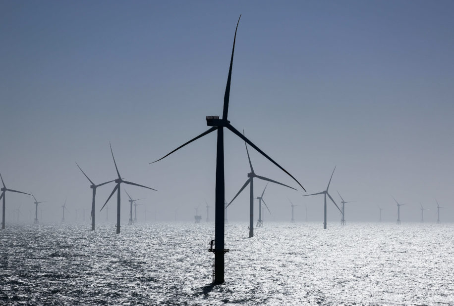 Erneuerbare Energie: Zahlreiche Windräder, davon einige des neuen RWE-Offshore-Windparks Kaskasi, sind bei der Inbetriebnahme des neuen Windparks rund 35 Kilometer nördlich der Insel Helgoland zu sehen.