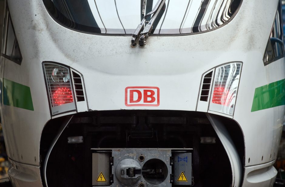 Das Logo der Bahn ist auf der Front eines ICE im DB-Fernverkehrswerk zu sehen.