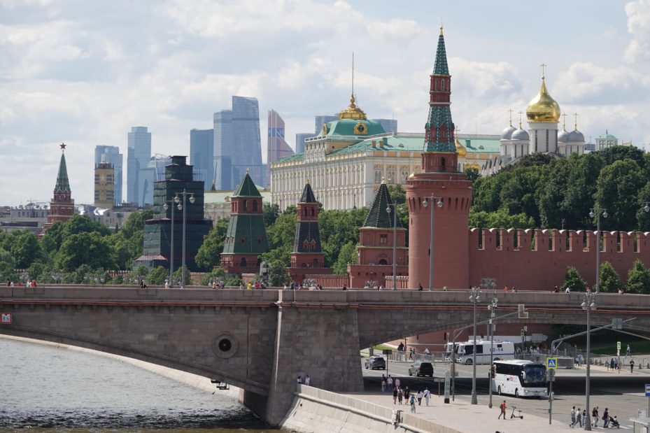 Russland, Moskau: Von der Moskwa aus sind hinter der Brücke der Kreml und das Hochhaus- und Geschäftsviertel Moskwa City (Hintergrund) zu sehen.