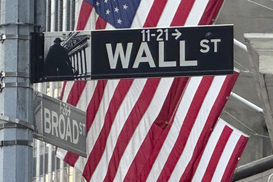 Straßenschilder an der Kreuzung Broad Street und Wall Street, aufgenommen neben US-Fahnen vor der New Yorker Börse.