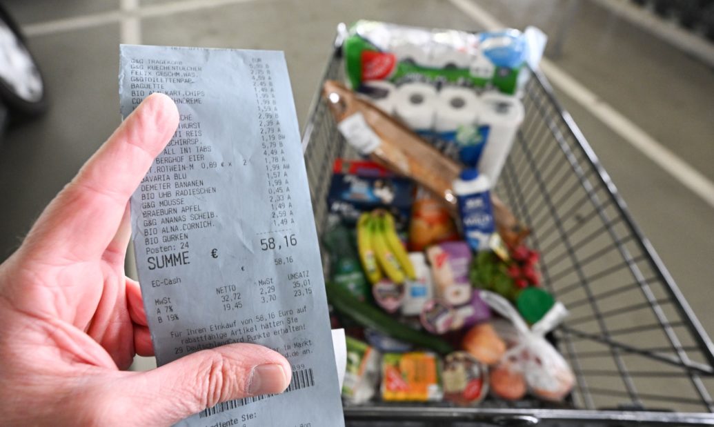 Ein Verbraucher hält nach einem Einkauf in einem Supermarkt einen Kassenzettel in der Hand. Im August ging die Inflationsrate zurück.