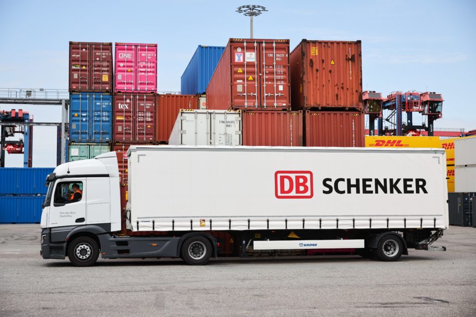 Ein LKW mit dem Firmenlogo ist im DB Schenker Logistikzentrum Hamburger Hafen bei DCP Dettmer Container Packing GmbH im Hamburger Hafen zu sehen.