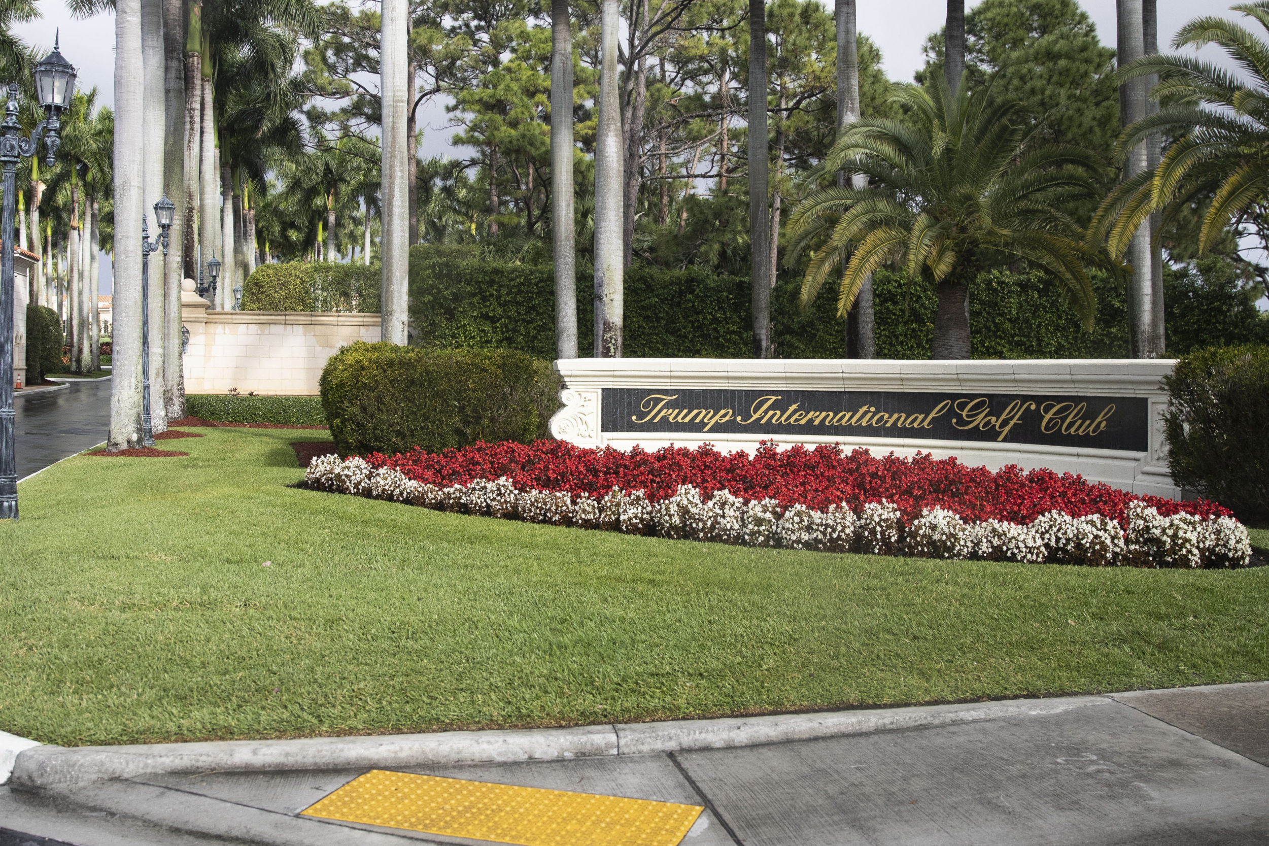 USA, West Palm Beach: Eingangsschild zum Trump International Golf Club.