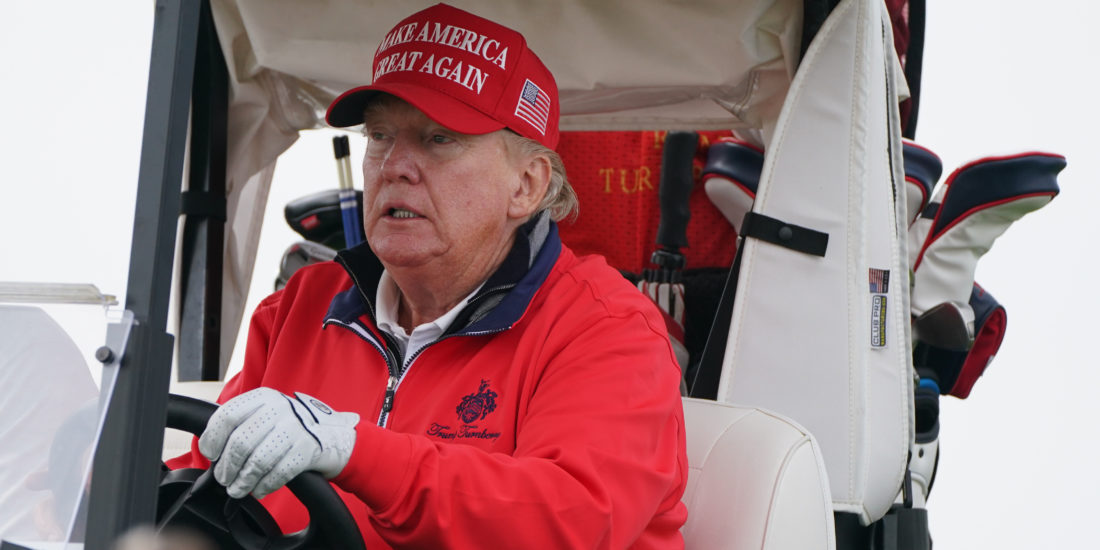 Donald Trump, ehemaliger Präsident der USA, fährt einen Golfwagen während seines Besuchs in Großbritannien auf seinem Golfplatz Trump Turnberry in South Ayrshire.