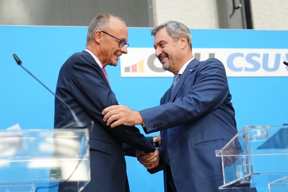 Friedrich Merz (l), CDU-Bundesvorsitzender und Unionsfraktionsvorsitzender, und Markus Söder, CSU-Vorsitzender und Ministerpräsident von Bayern, geben eine Pressekonferenz zur Frage um die Kanzlerkandidatur der Union.