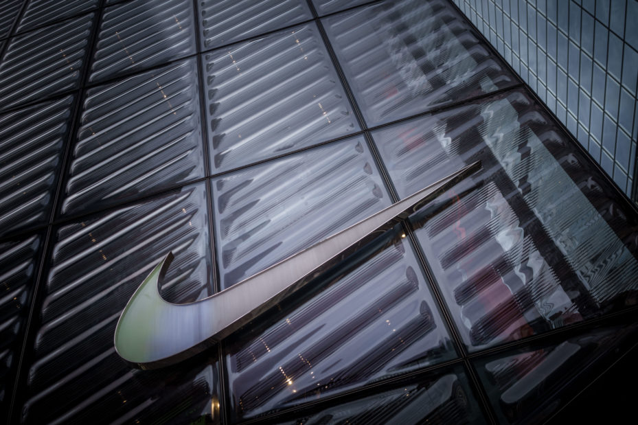 Das Logo von Nike am Shop in der 5th Avenue, aufgenommen in Manhattan.