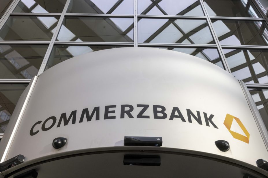 Der Schriftzug "Commerzbank" ist auf Commerzbank-Tower im Zentrum der Bankenstadt zu sehen.