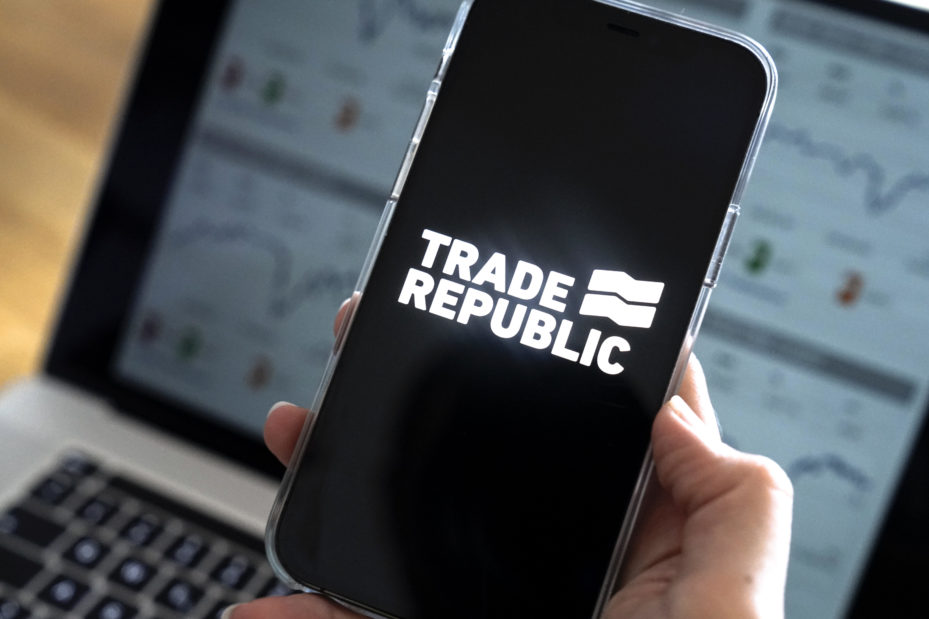 Symbolbild Trading App Trade Republic die unter anderem fuer den Kleinanleger Coup des rasanten Anstiegs einer Videospiel Aktien in Verbindung steht. Symbolbild für Online Broker.