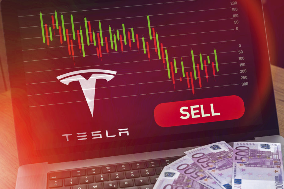 Laptop Computer mit Aktien Chart auf rotem Verkaufen Signal neben Autohersteller TESLA Logo. Symbolbild für Shortseller.