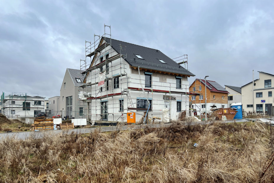 Neue moderne Haeuser,Wohnhaeuser,Einfamilienhaus, Einfamilienhaeuser, Neubauwohnungen in Gaeufelden im Kreis Boeblingen. Symbolbild für Immobilien.