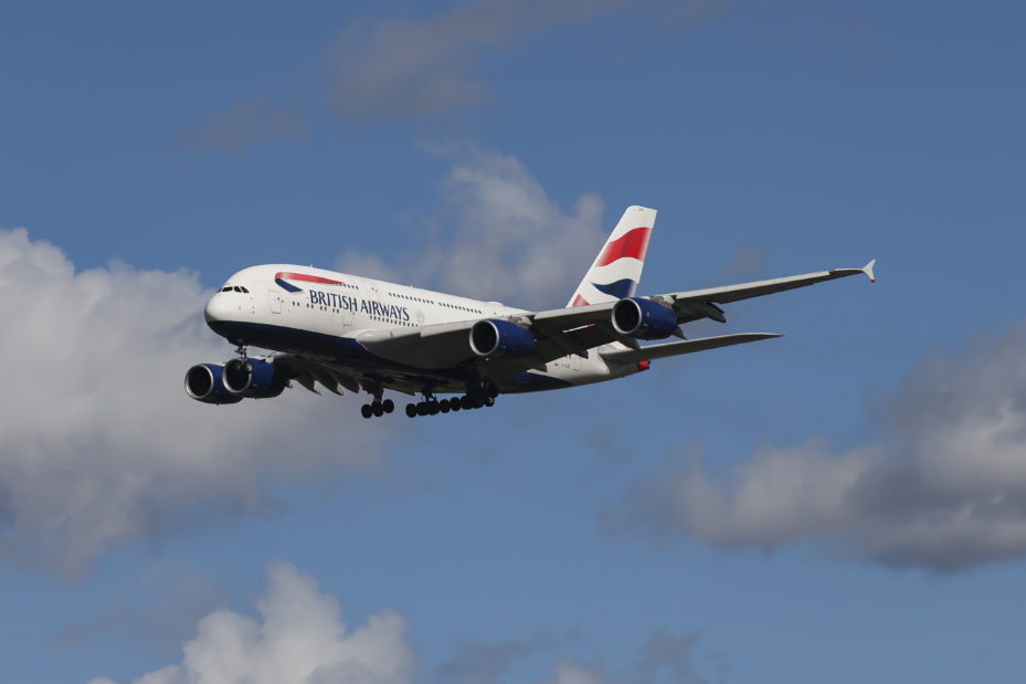 British Airways Airbus A380 Superjumbo-Passagierflugzeug im Landeanflug auf die Landebahn des Flughafens London Heathrow im Vereinigten Königreich. British Airways ist eine der Airlines, die angesichts der Lage im Nahen Osten ihre Flugpläne anpasste.