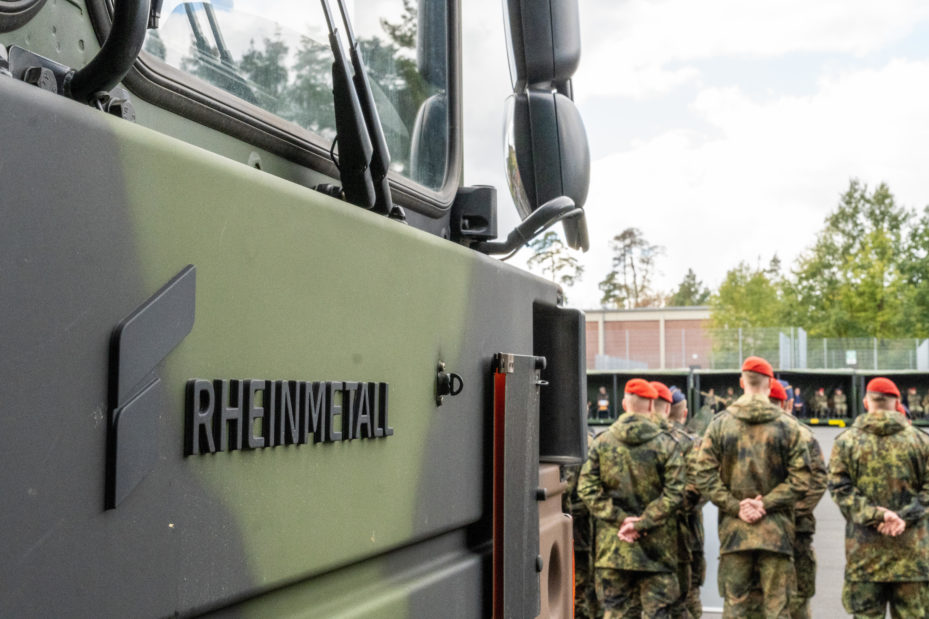 Appel der Deutschen Bundeswehr in der Mainfranken-Kaserne in Volkach zum Unterstellungswechsel der Logistikbataillone 461, 467, 471 und 472 unter das Logistikregiment 4. Soldaten stehen in Formation vor einem Militärfahrzeug von Rheinmetall