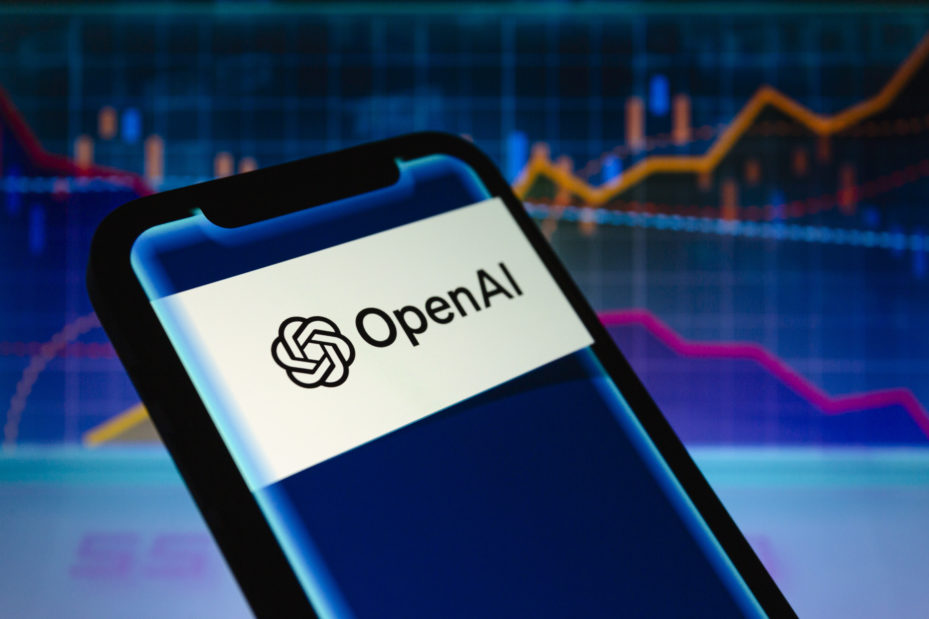 Das Logo von OpenAI, einem Unternehmen für künstliche Intelligenz, wird auf einem Smartphone vor dem Hintergrund von Liniendiagrammen angezeigt.