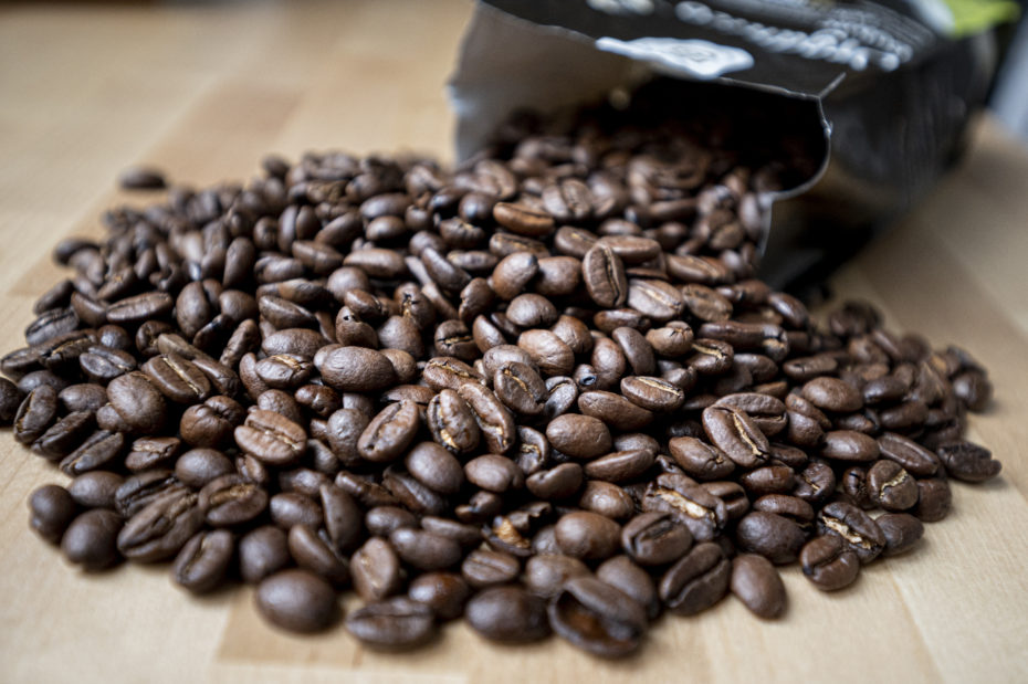 Geröstete Kaffeebohnen liegen auf einem Tisch. Kaffee ist der Deutschen liebstes Getränk - der Pro-Kopf-Verbrauch lag 2020 bei durchschnittlich 168 Liter, meldet der Kaffeeverband. Symbolbild Rohstoff