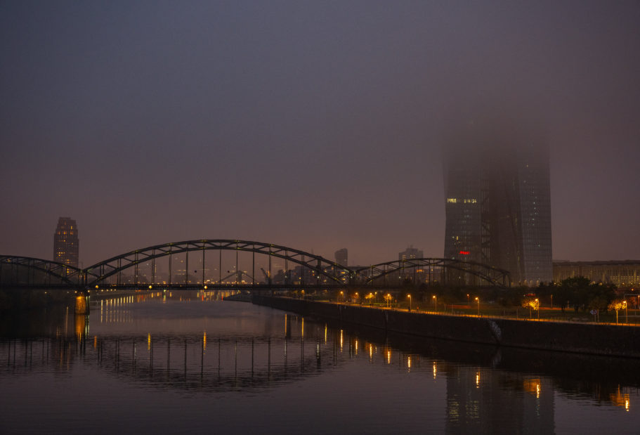 Die Europäische Zentralbank (EZB) in Frankfurt am Main ist in dichten Nebel getaucht. Symbolbild Wirtschaft.