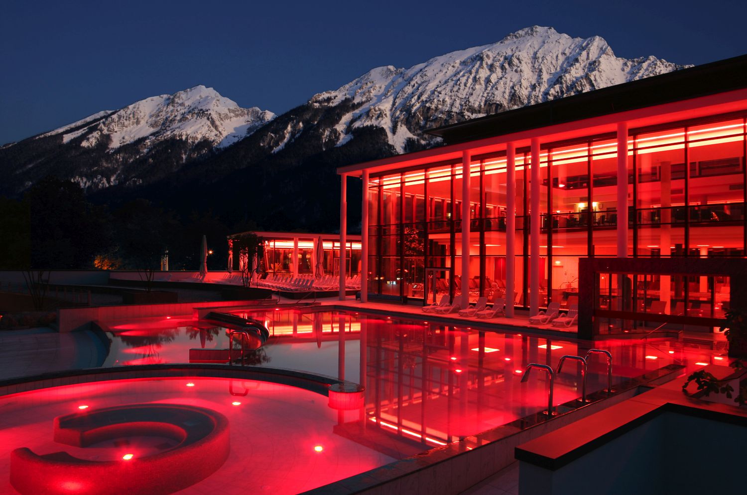 Rupertus Therme in Bad Reichenhall leuchtet bei Nacht