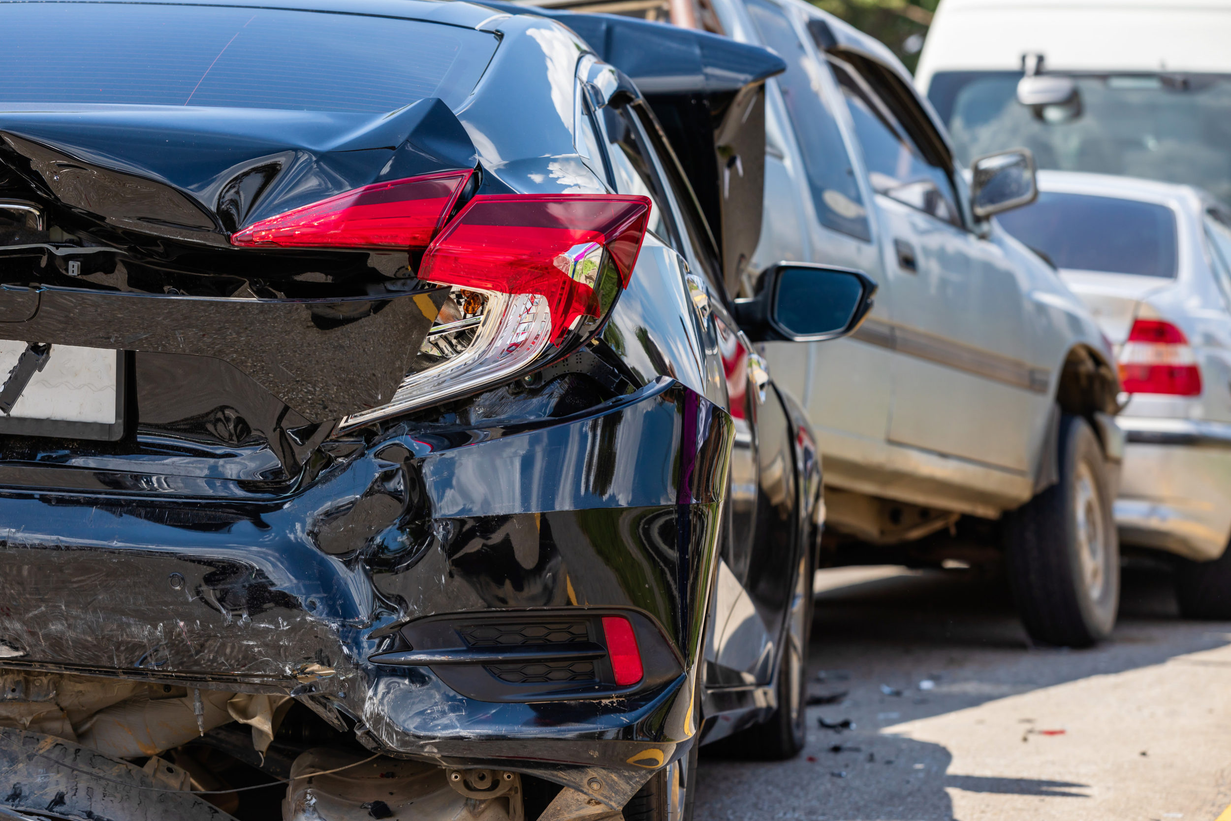 Nach einem Unfall regulieren die Versicherer die Unfallschäden, was hohe Kosten verursacht.