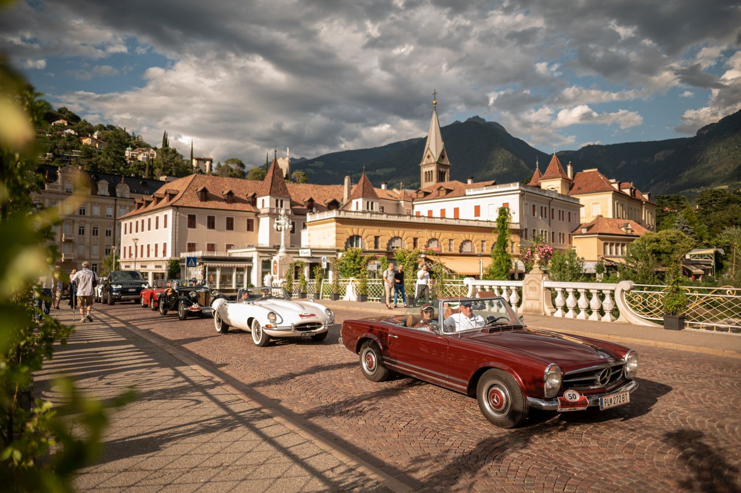 Ab Schenna führt der Oldtimer-Corso durch Meran