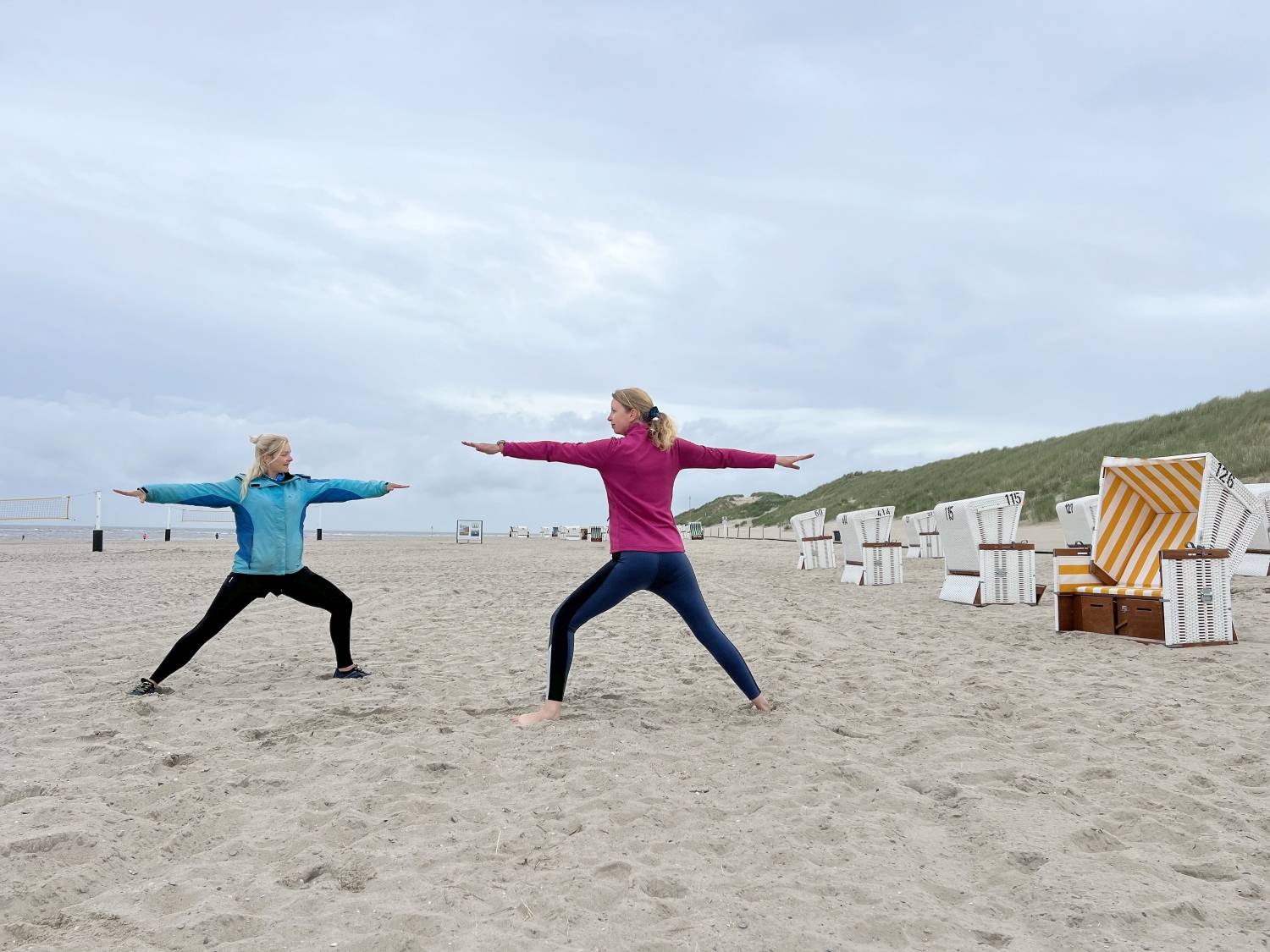 Bei nahezu jedem Wetter bietet Sophie Schwarz Thalasso-Yoga am Strand an © Thomas Sbikowski