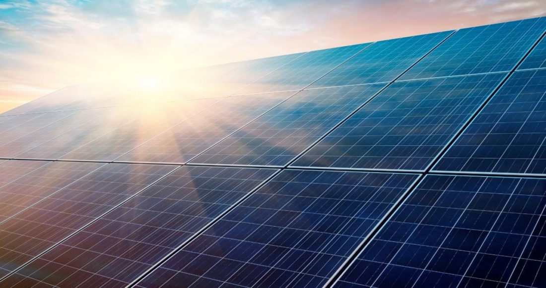 Photovoltaik-Anlage auf einem Schrägdach bei Sonneneinstrahlung