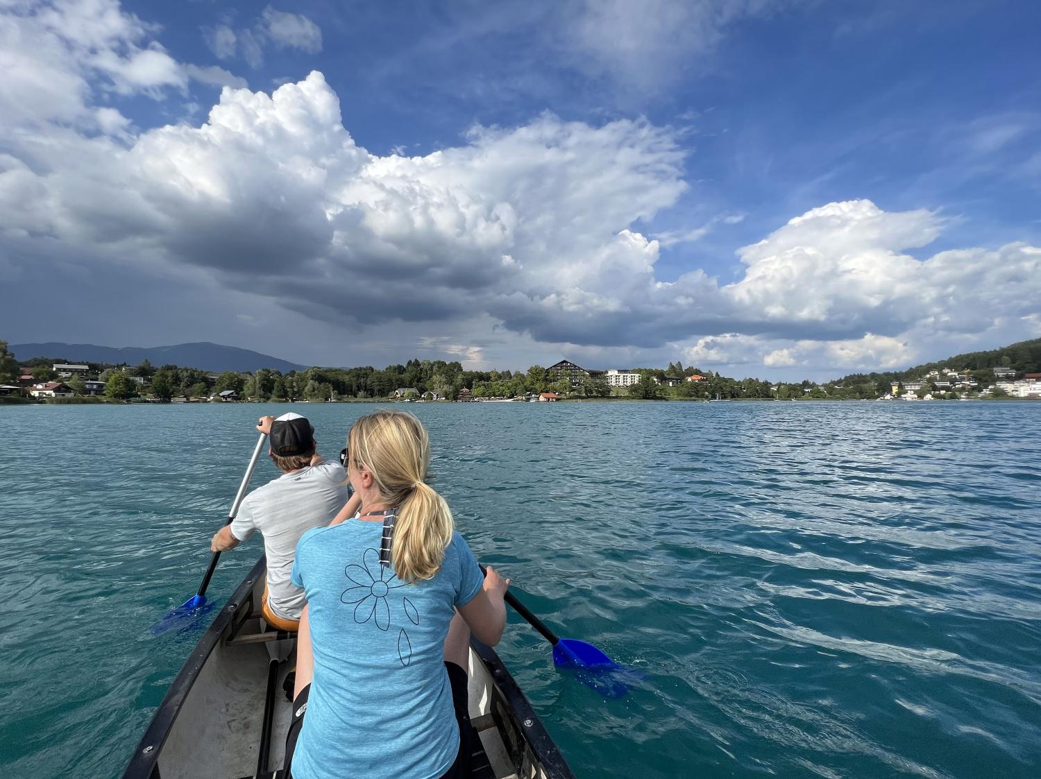 Auf dem Faaker See lässt es sich entspannt paddeln © Redaktion Bonder