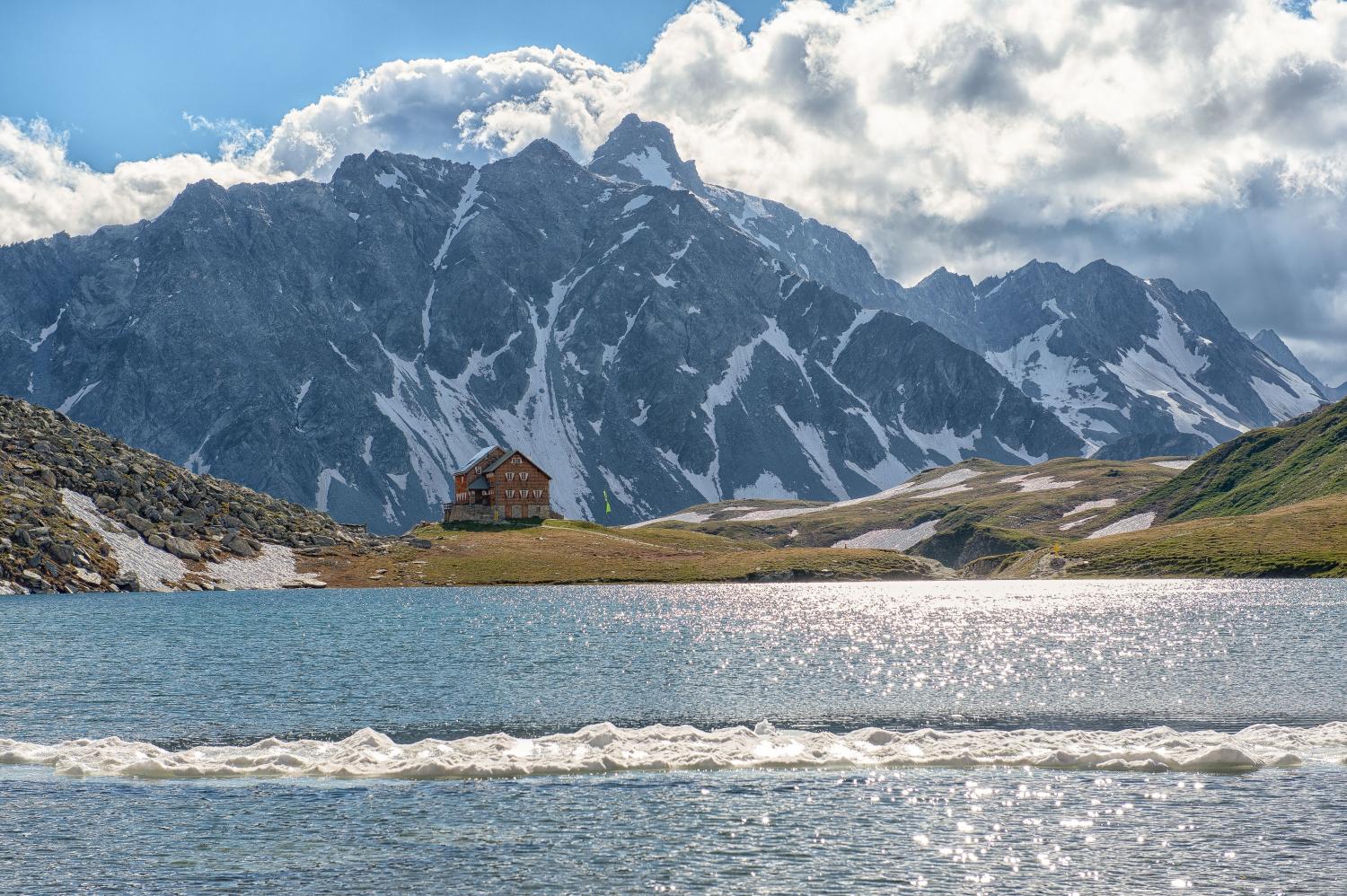 Der Bödensee lädt zur Rast ein, während die Neue Reichenberger Hütte bereits in Sicht ist. © Nationalpark Hohe Tauer/Johannes Geyer
