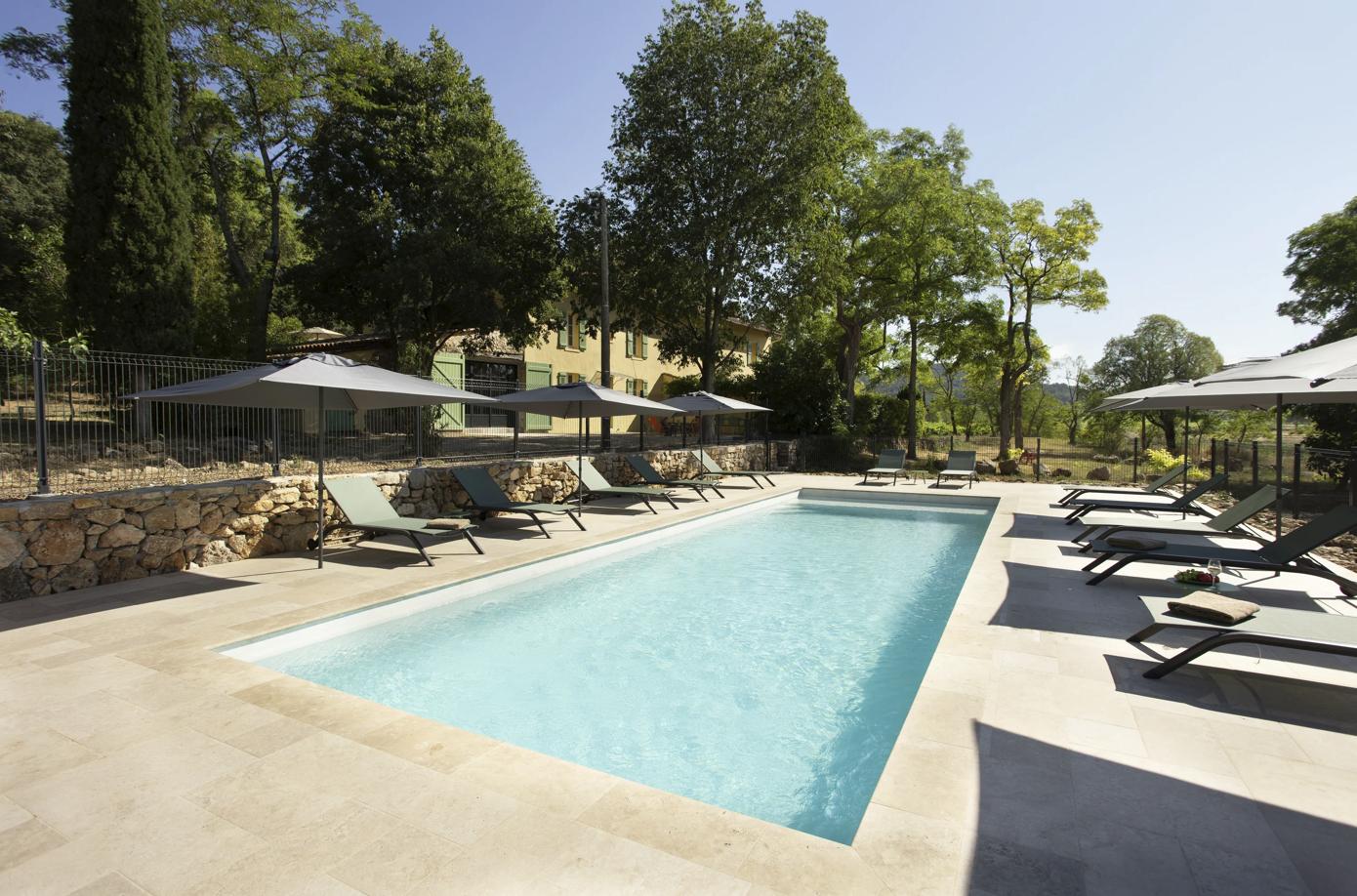 Urlauber können am Pool relaxen © Château Gasqui