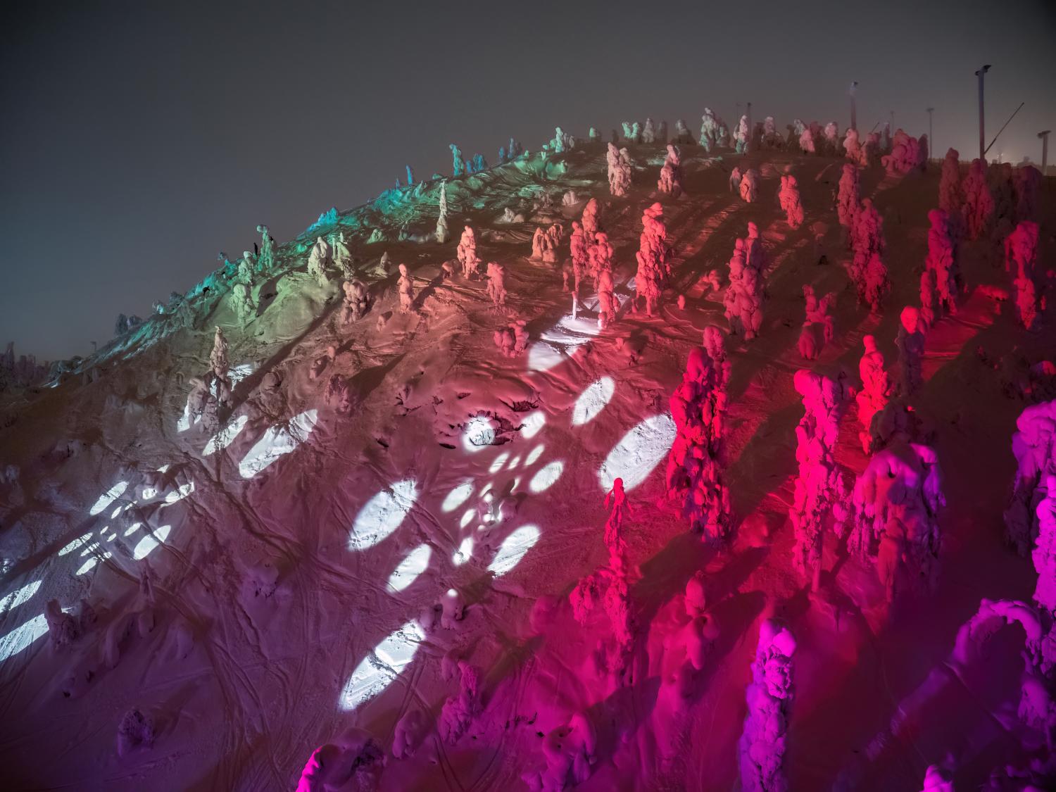 Bunte Licht-Installationen begeistern beim Polar Light Night Festival ©simovilhunenphoto