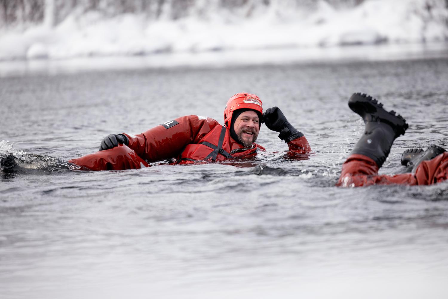 Ab ins eiskalte Wasser und sich auf dem Rücken liegend einfach treiben lassen: River-Floating ©HarriTarvainen