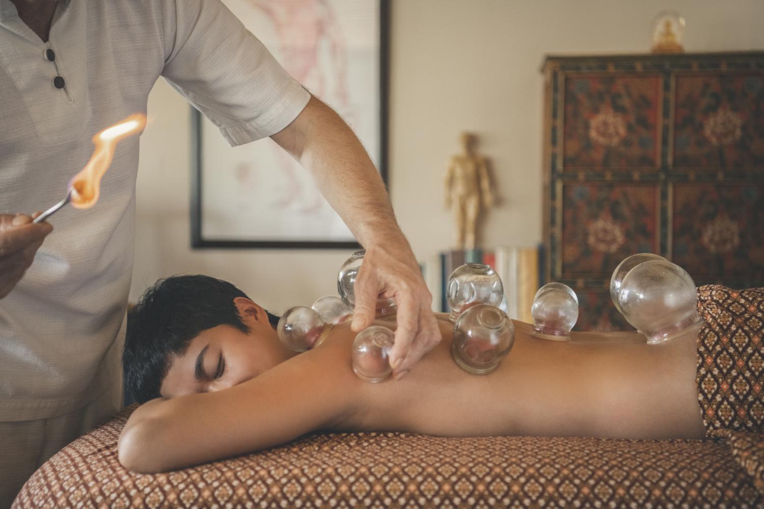 Das traditionelle Therapieverfahren des Schröpfens ist im Kamalaya Wellness Sanctuary & Holistic Spa eine von vielen Anwendungen des „Radiant Bliss“ © Kamalaya Koh Samui